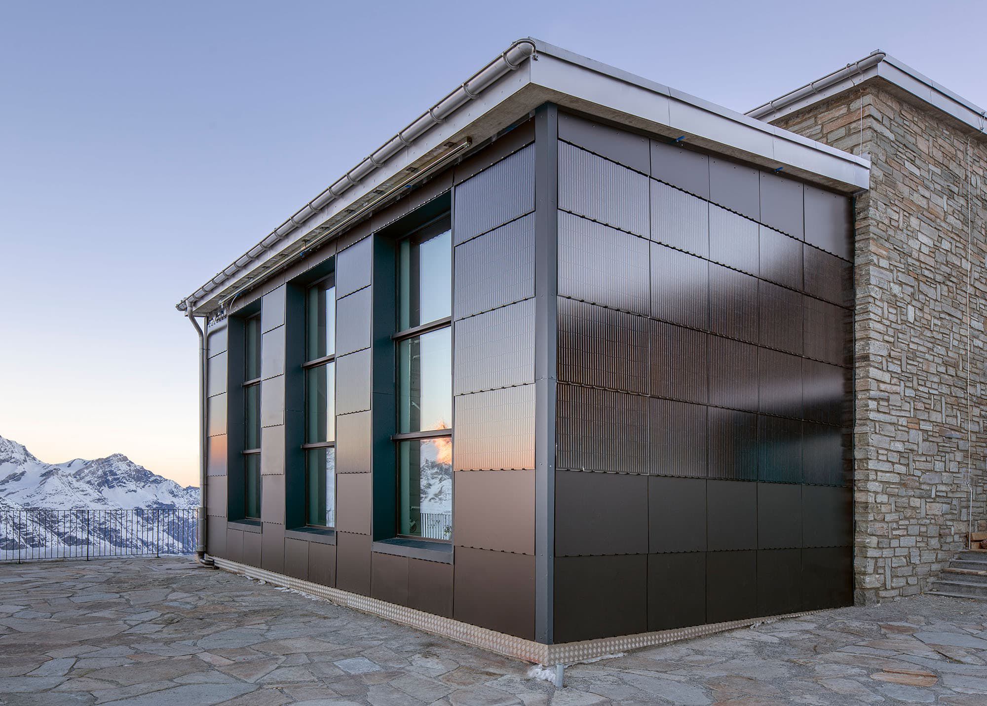 Solarfassade an einem modernen Gebäude